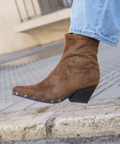 Botin corto camel de tachuelas